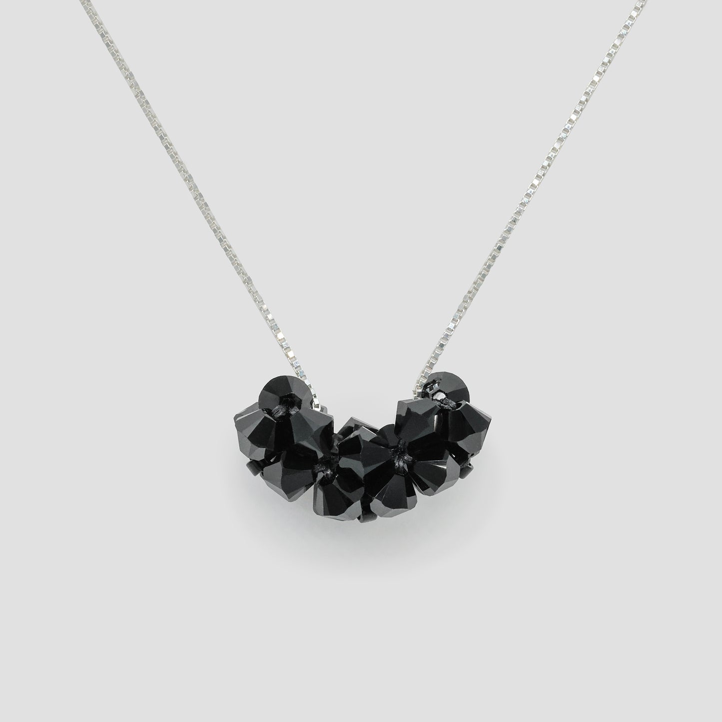 Noir jais . Collier